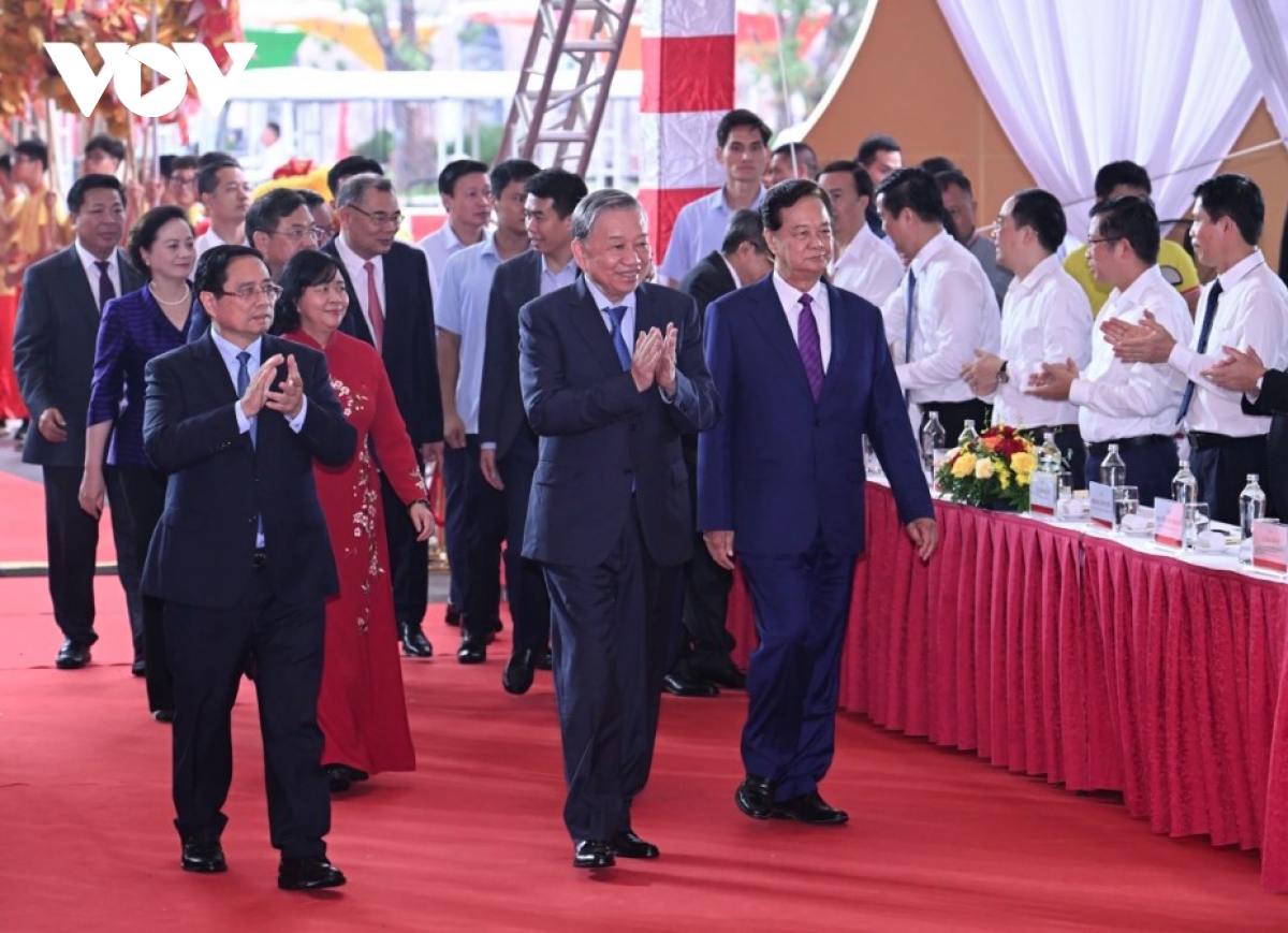 Party and Government leaders attend inauguration and groundbreaking of 250 projects nationwide